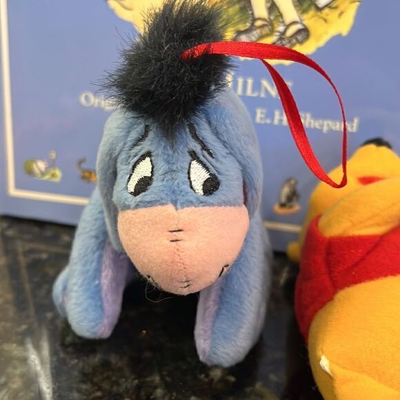 Stories Of Winnie The Pooh With Favourite Poems - A A Milne with characters - Picture 3 of 14